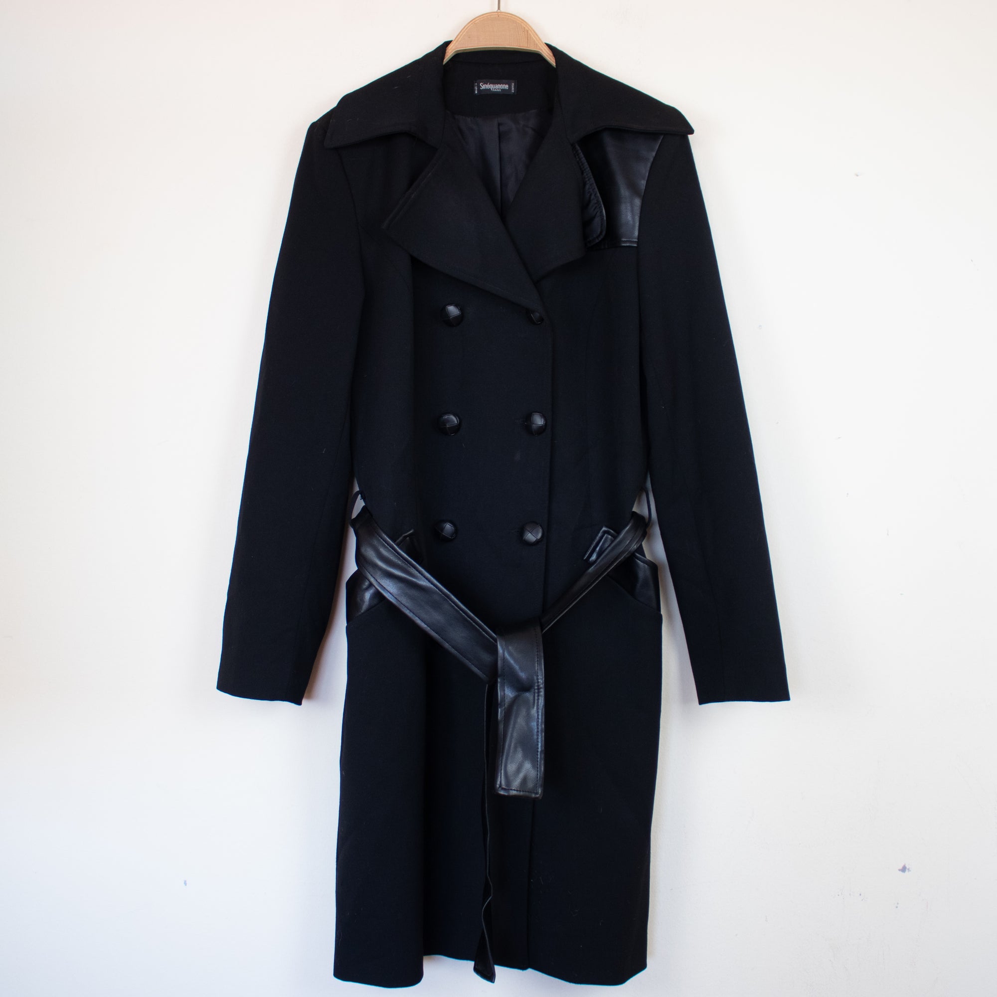 Sinequanone coat