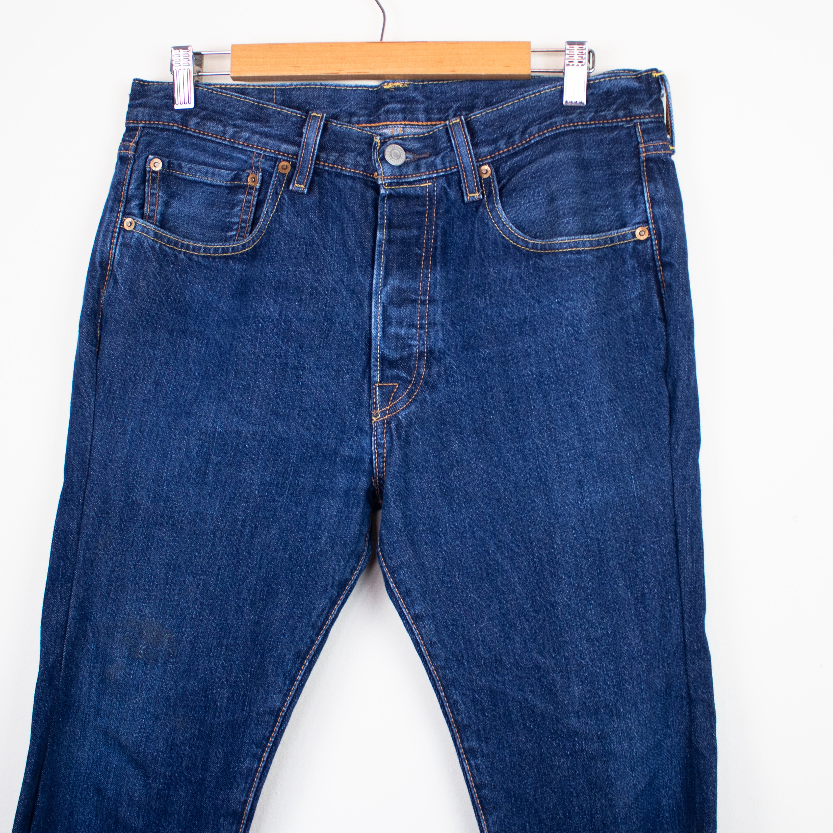 Preços baixos em Levi's 501 Original Fit Jeans para mulheres